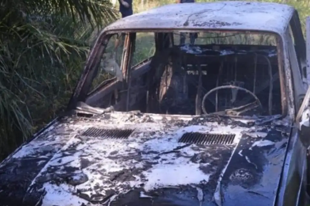 El auto incendiado.