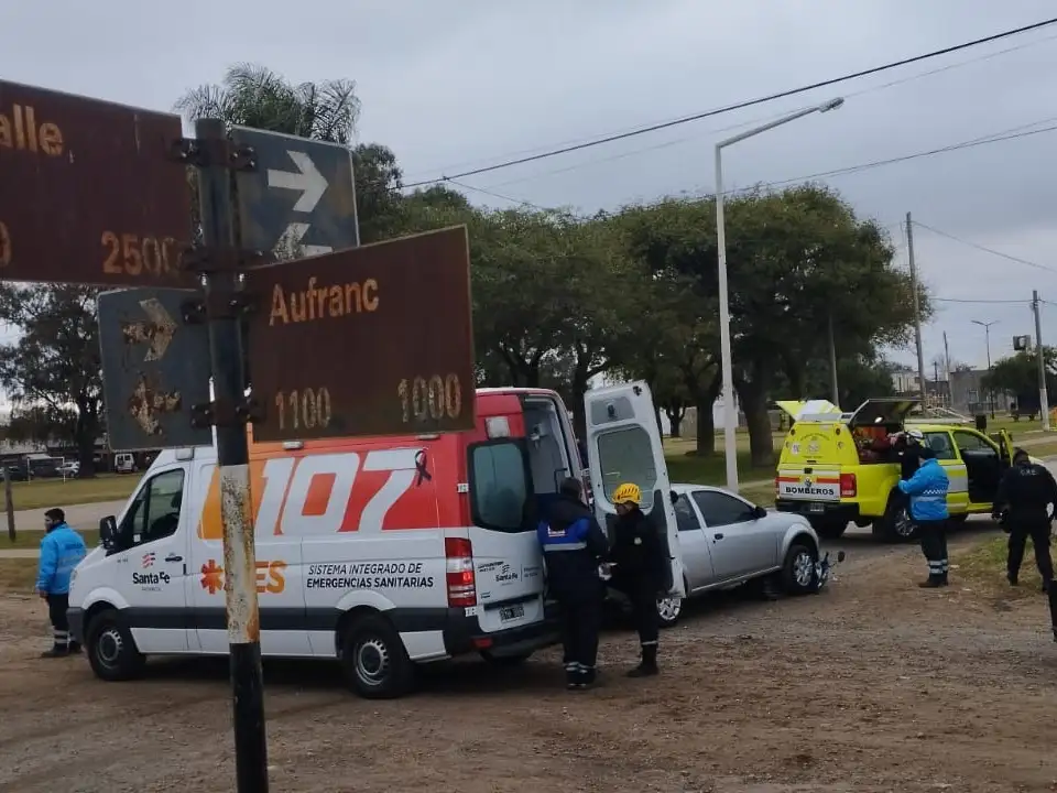 Siniestro vial con una mujer herida.