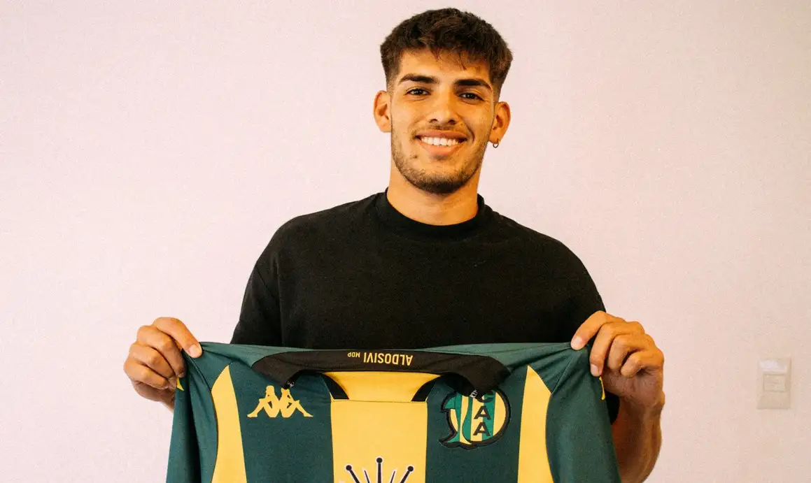 Agustín Palavecino posando con la casaca del Tiburón (Foto: Prensa Aldosivi)
