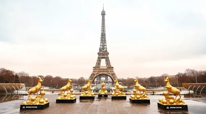 Siete cabras doradas rinden homenaje a Messi frente a la Torre Eiffel