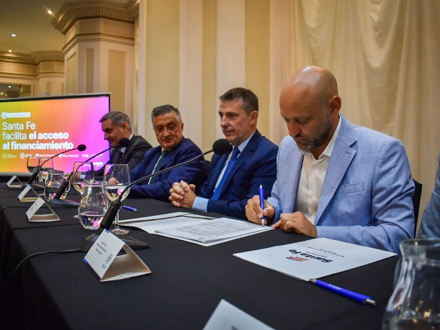 Puccini encabezó la firma del convenio.