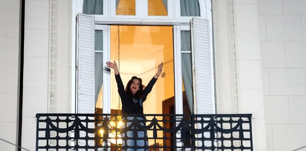 La ex presidenta Cristina Kirchner en su balcón de la calle San José 1111 donde está presa.