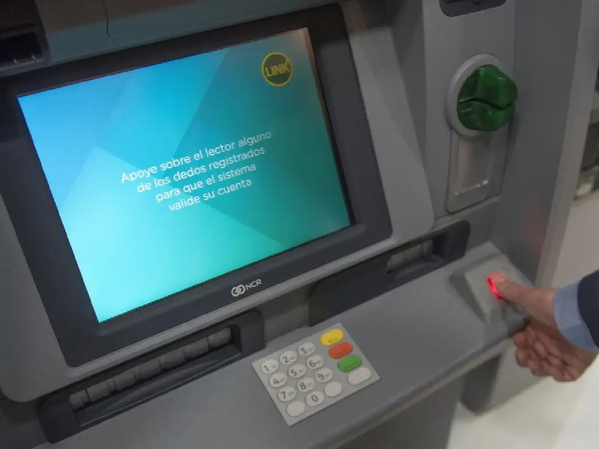 Con cajeros “dactilares” y selfies, los bancos buscan reducir el uso de claves