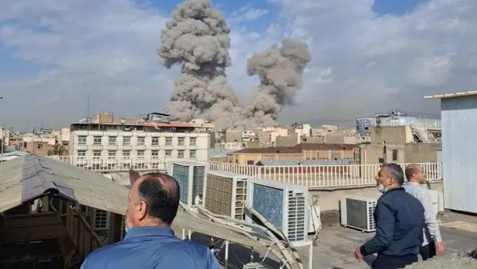 Imágenes muestran explosiones y columnas de humo tras ataque a Irán