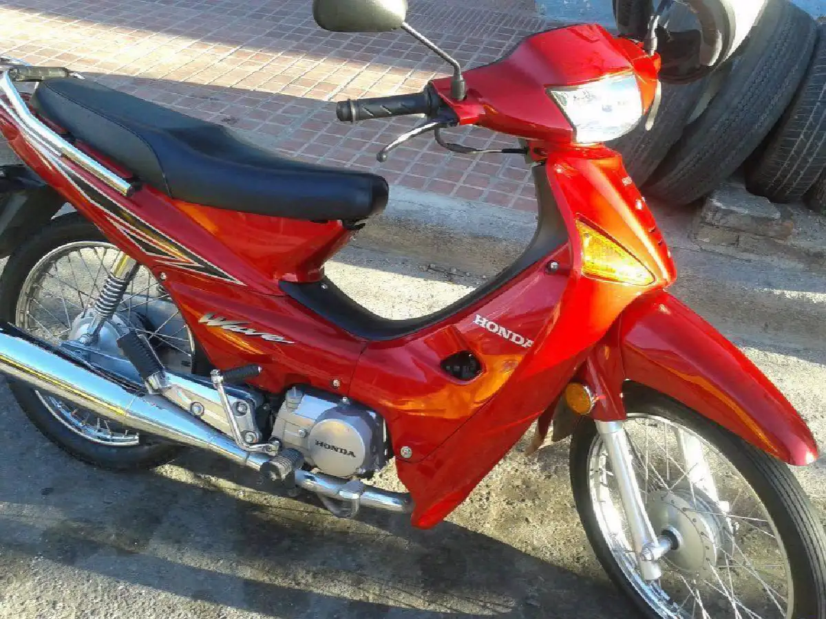 Dejó su moto fuera de un negocio y se la robaron 
