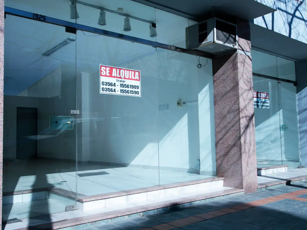 Cierra la mitad de los comercios que abren   