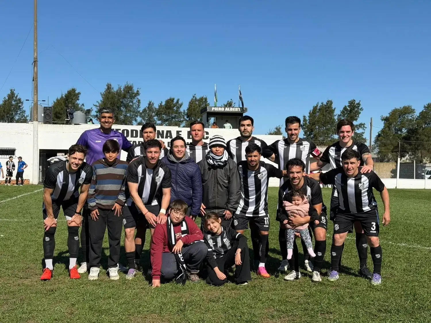 El Lomo Negro goleó y sigue en lo más alto de la tabla.