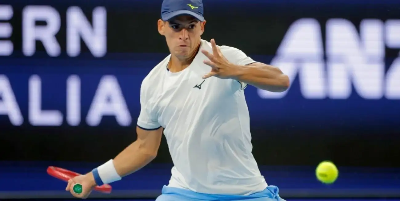 Sebastián Báez sigue encendido en el inicio de temporada y avanzó a cuartos en Auckland. Foto: EFE.