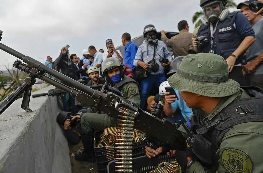 Levantamiento militar y represión en las calles de Venezuela