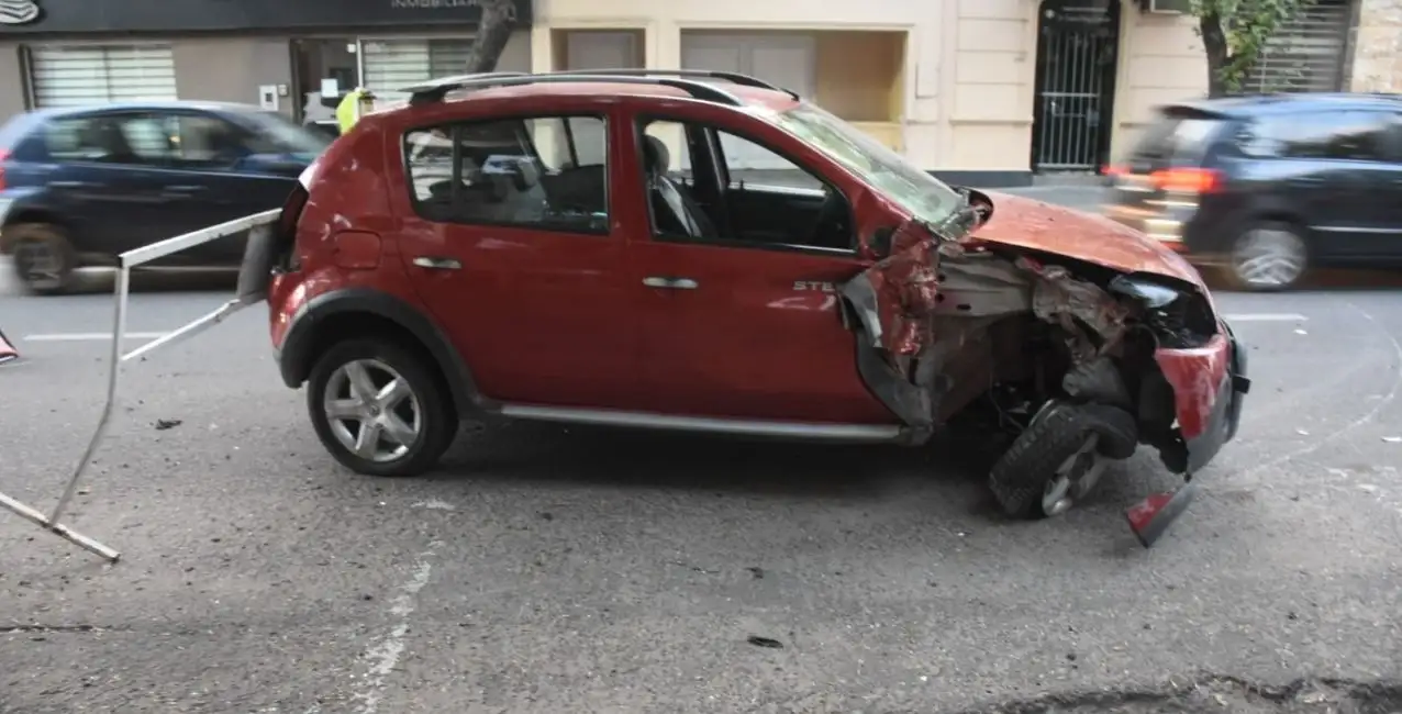 Un hombre murió tras sufrir un infarto e impactar contra un corralito y otro auto