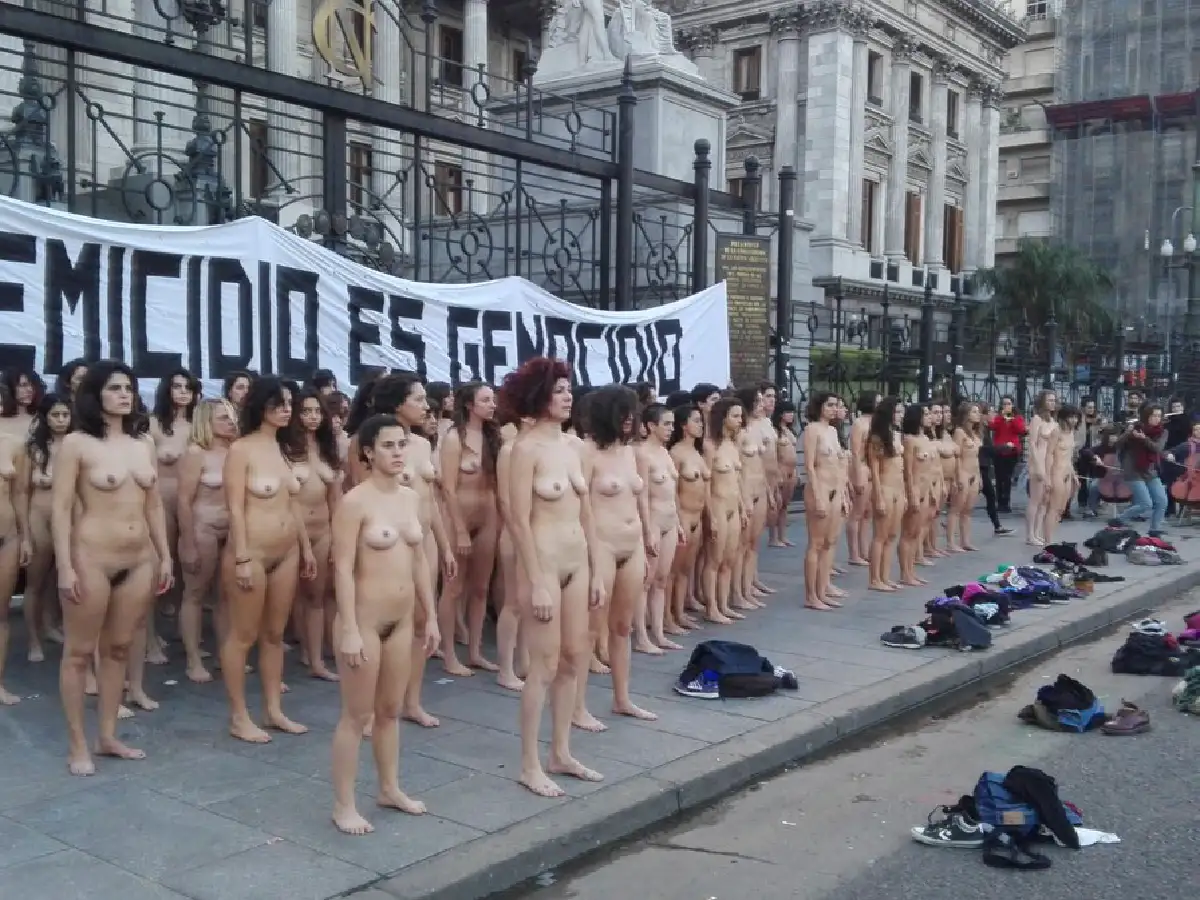 Un grupo de mujeres se desnudó frente a la Casa Rosada contra la violencia de género