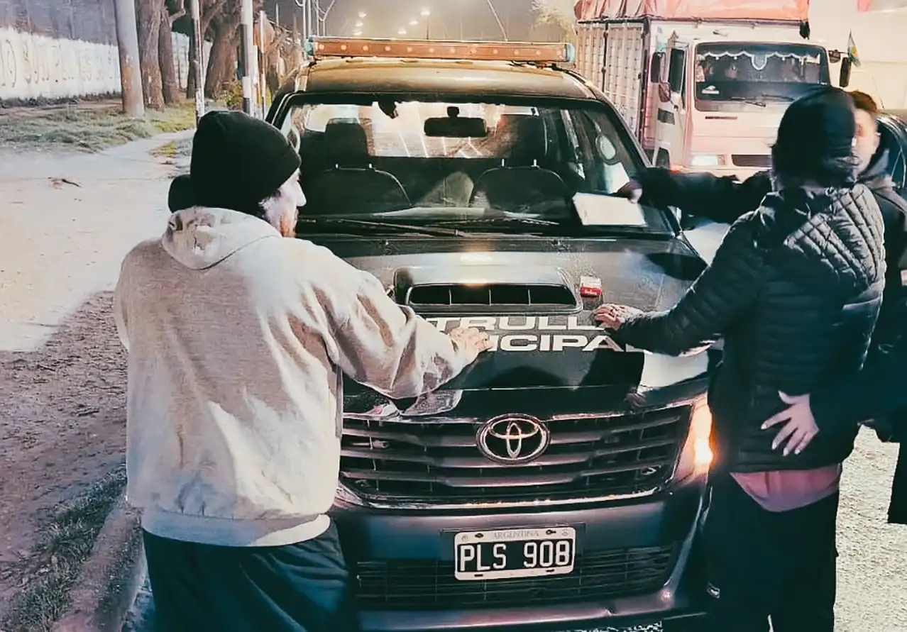 Personas vinculadas al lavado informal de vehículos se encontraban en estado de ebriedad y un de ellos fue aprehendido por generar disturbios.