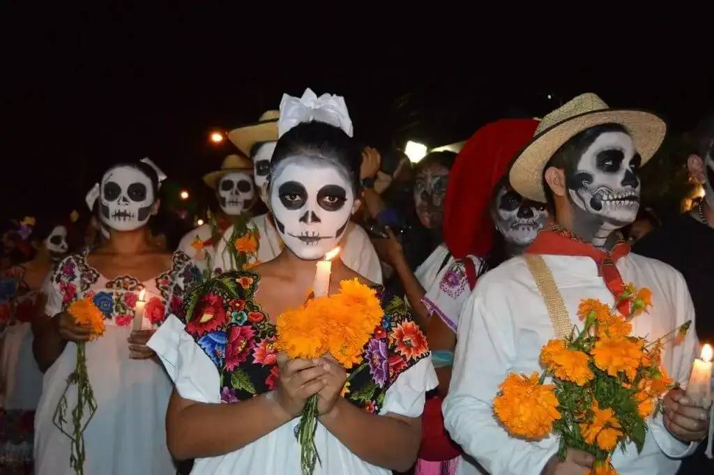 Cada noviembre, las familias preparan altares con flores, velas y fotografías para recordar a sus seres queridos fallecidos.