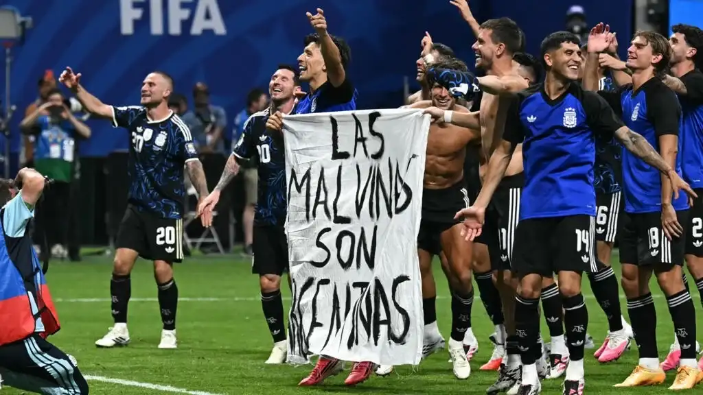 La bandera de Malvinas que podría traerle una sanción a la Selección