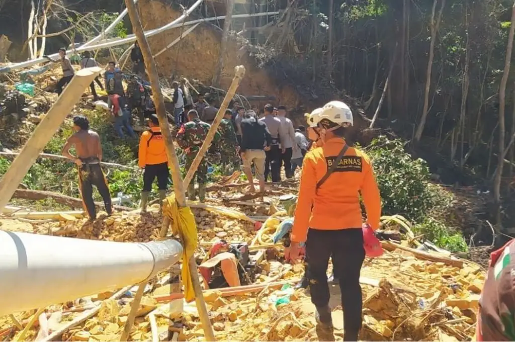 Indonesia: al menos siete muertos y una docena de desaparecidos por deslizamiento de tierras en una mina ilegal 