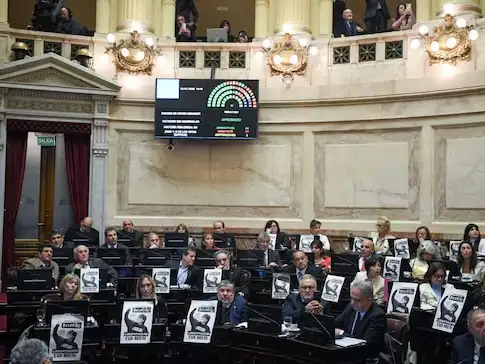 En la votación general, fueron 52 votos a favor y 4 abstenciones, sin negativos.