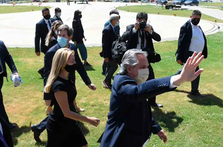 Alberto Fernández adjudicó la violencia en el velorio de Maradona a “barrabravas”