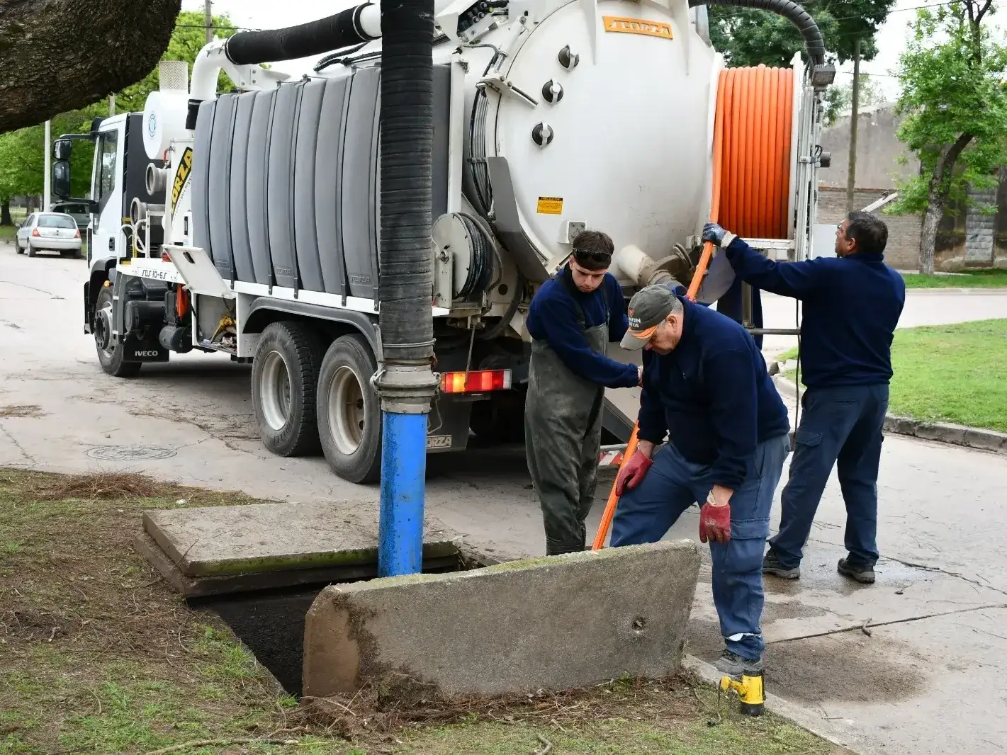 Operarios municipales de Venado Tuerto realizan tareas de limpieza y desobstrucción de desagües pluviales utilizando un camión desobstructor, con el objetivo de prevenir anegamientos ante la posible llegada del fenómeno climático El Niño.