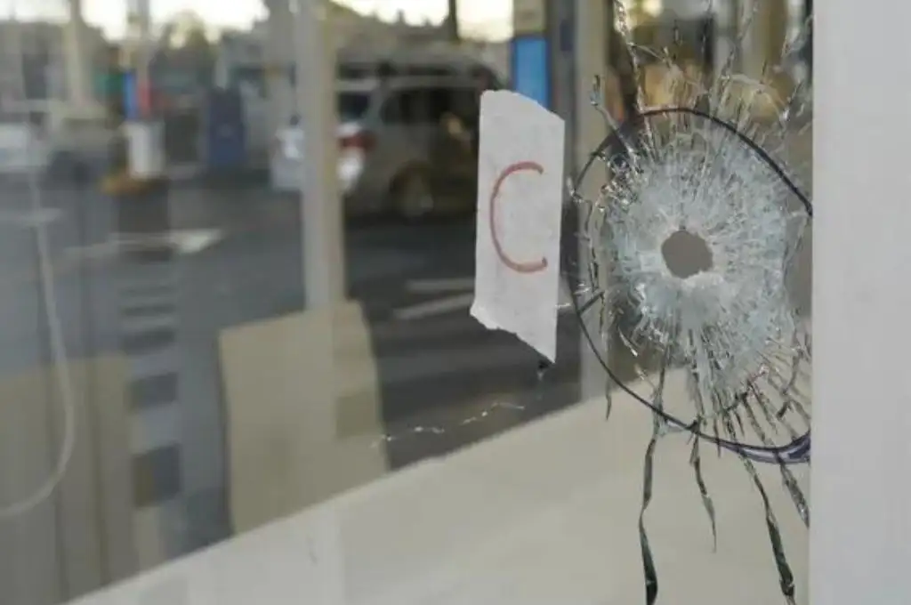 Atacaron a balazos a una estación de servicio en Rosario: una nena de 4 años y su mamá resultaron heridas