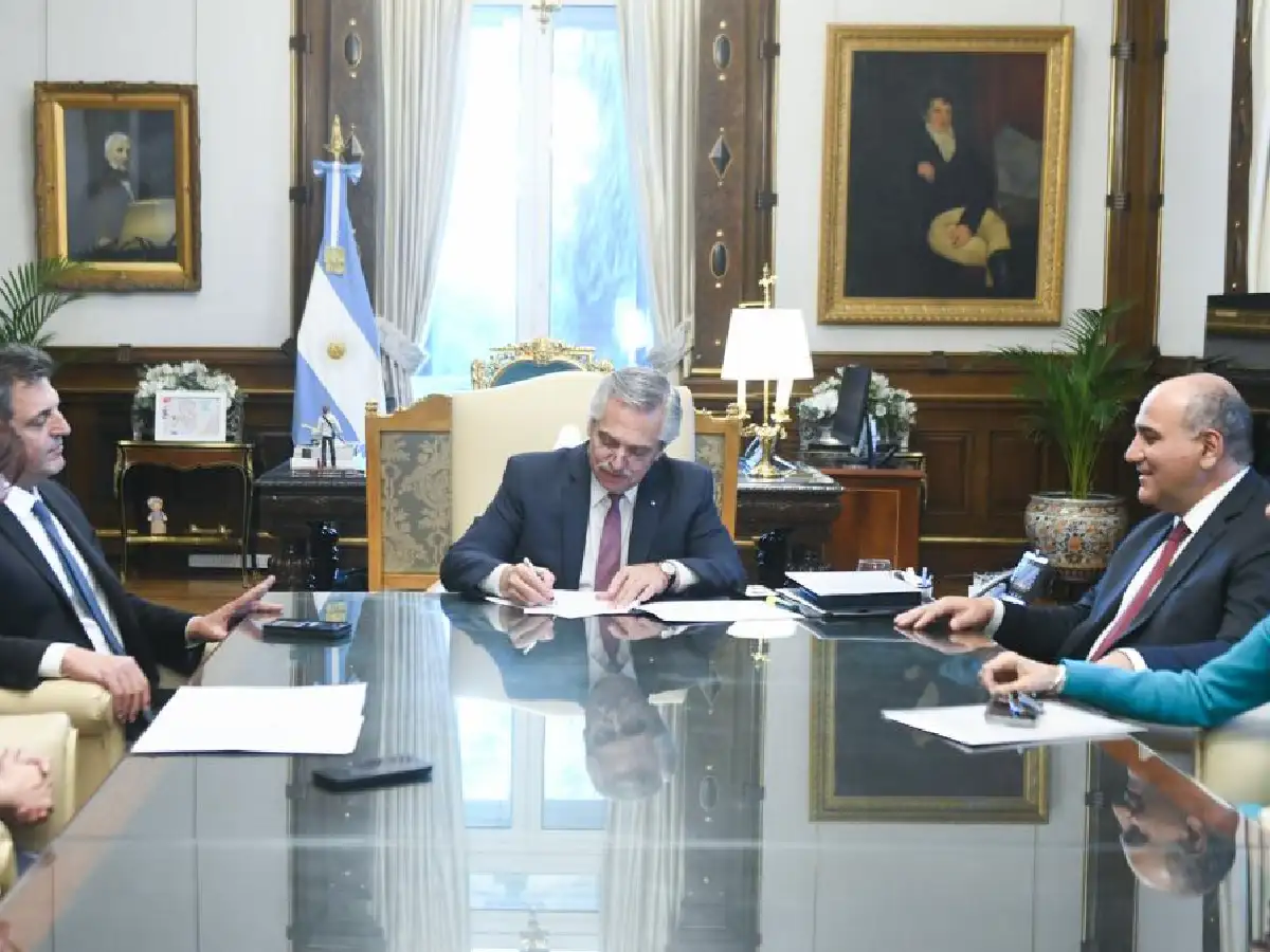El Presidente firmó un decreto para vincular planes sociales con empleo genuino