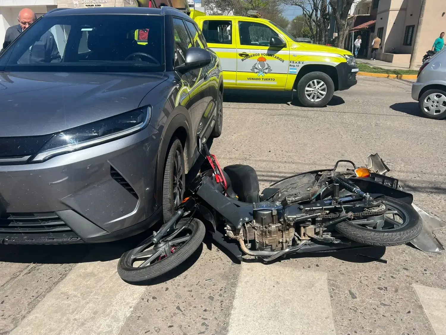 Fuerte choque entre un auto y una moto.