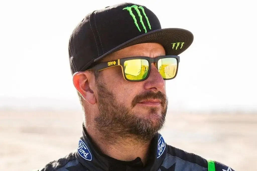 Murió Ken Block, piloto de rally, en un accidente en moto de nieve