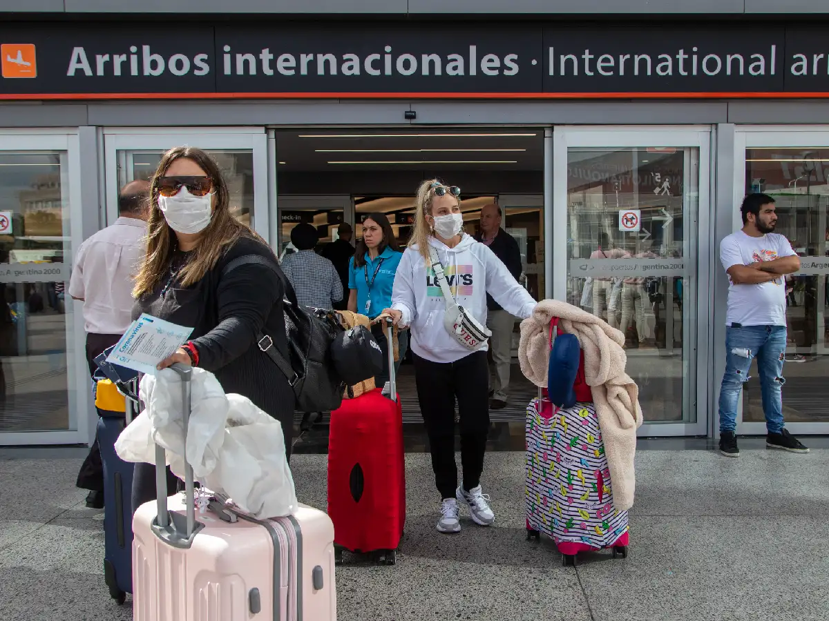 Argentinos que regresen del exterior podrán optar por PCR o cuarentena hasta el 16 de diciembre