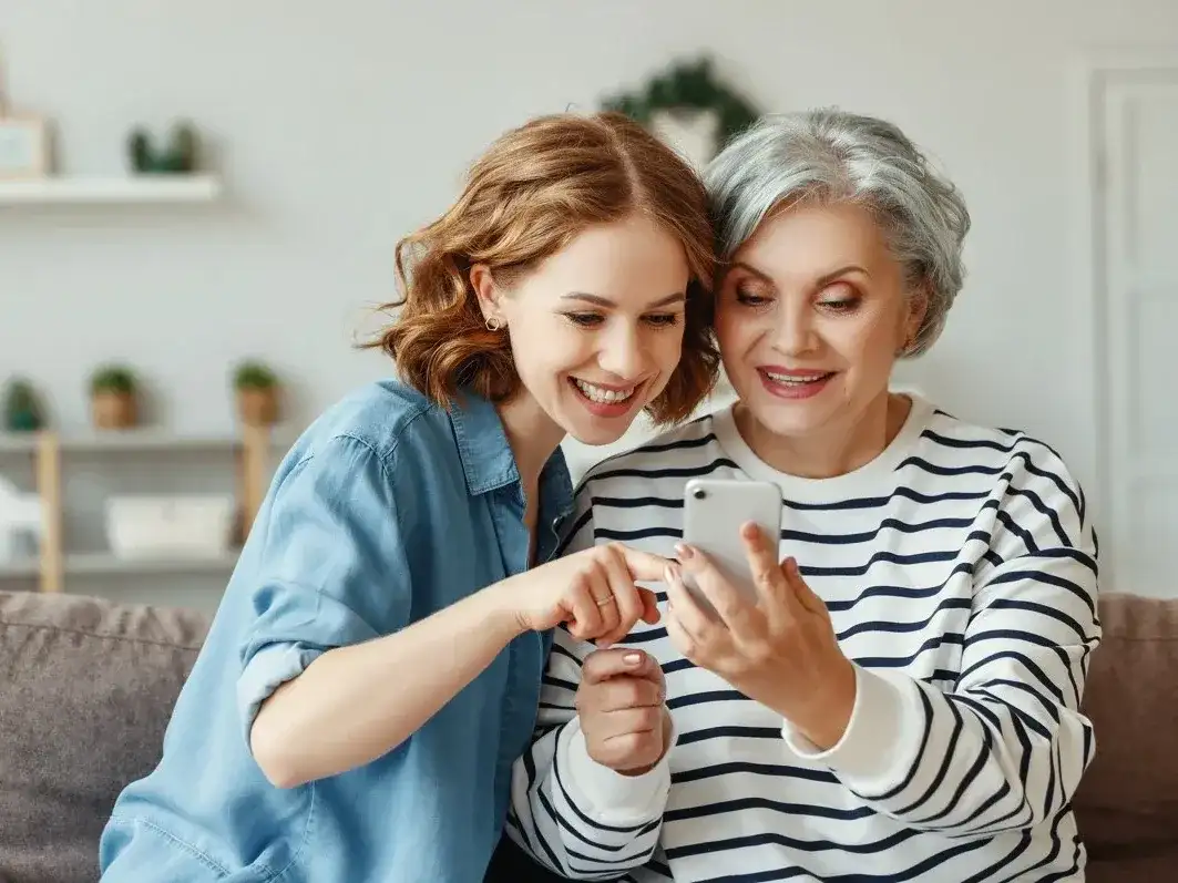 El Día de la Suegra se celebra cada 26 de octubre y propone reconocer su lugar en los vínculos familiares.