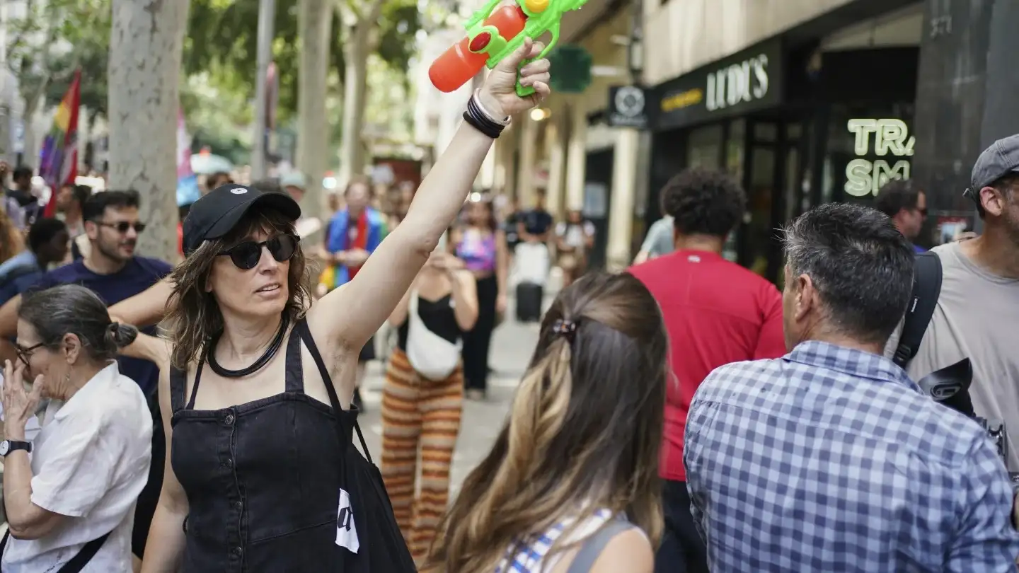 Un manifestante con una pistola de agua participa de la manifestación (Foto AP/Pau Venteo)