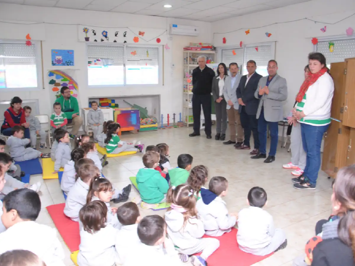 Cultura vial y cascos para alumnos de jardín