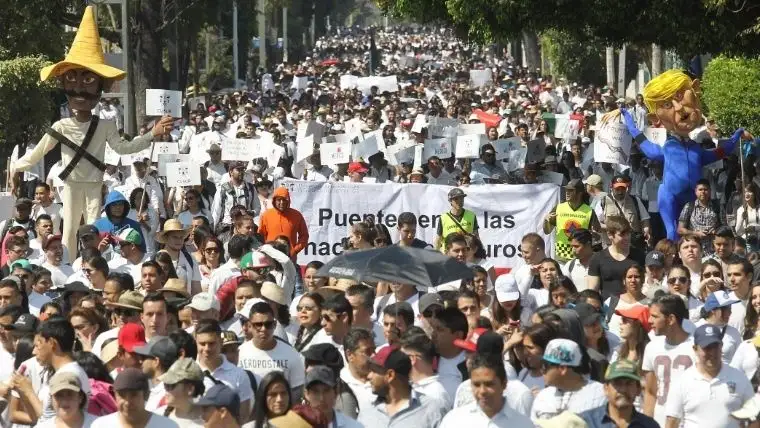 Multitudinaria marcha en México contra Donald Trump