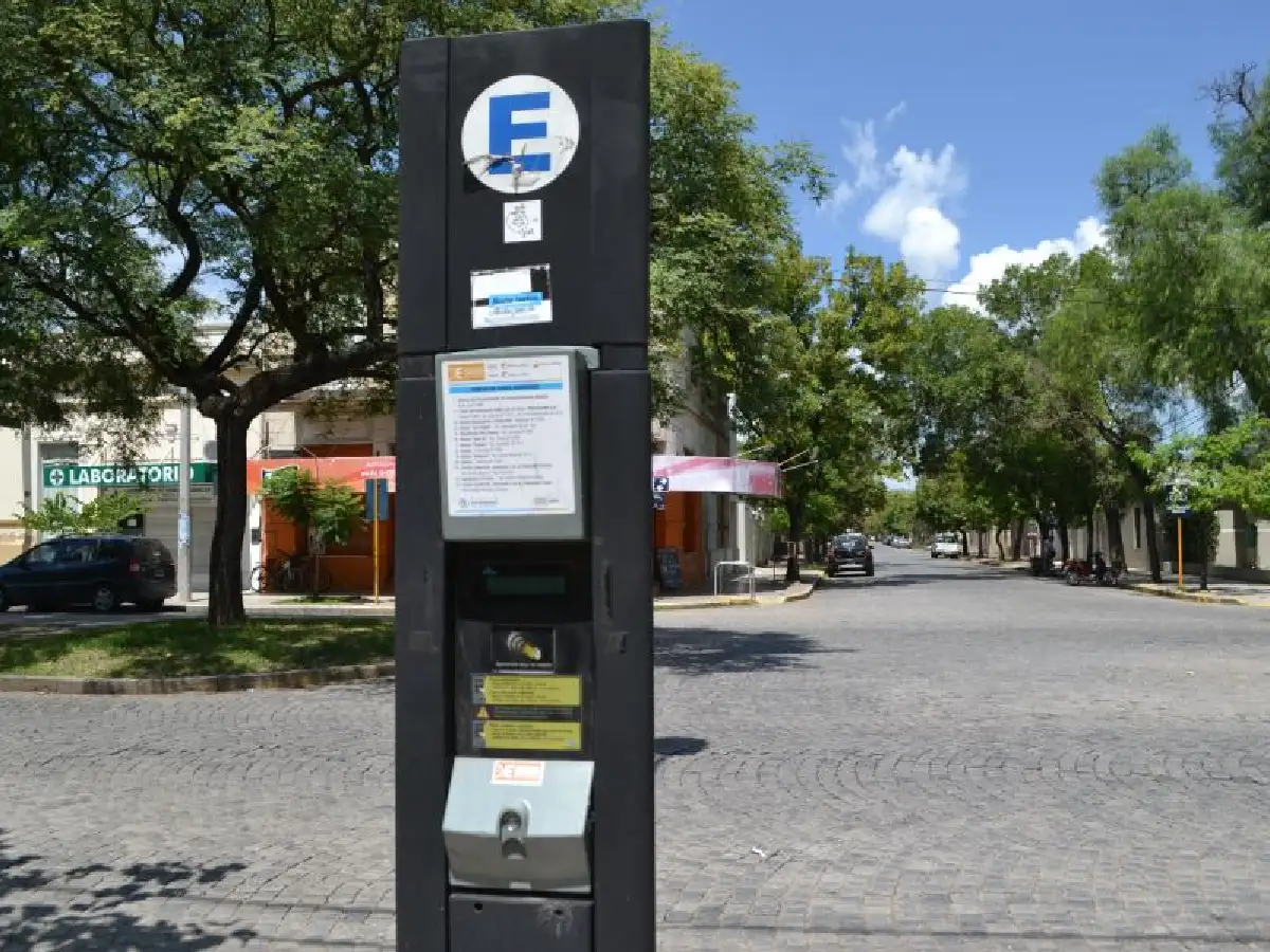 Piden demarcar espacios para vehículos en zona de estacionamiento medido