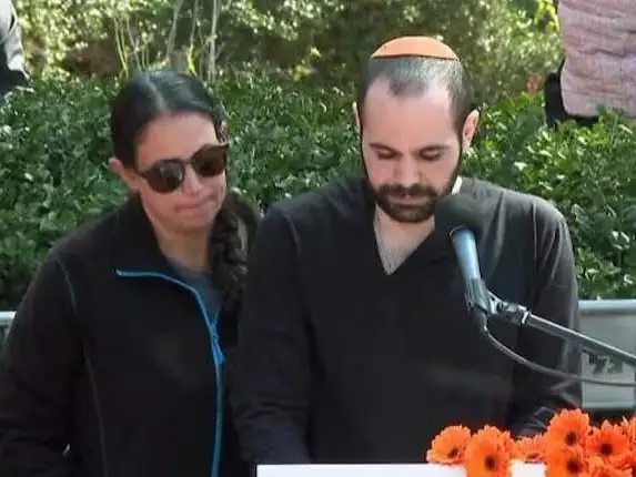 Yarden Bibas durante el funeral de su esposa, Shiri, y sus hijos, Ariel y Kfir.
