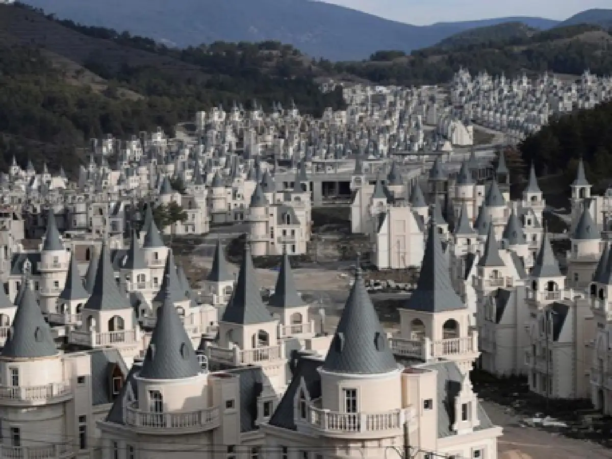 En venta una urbanización de más de 700 casas que imitan a castillos de cuento