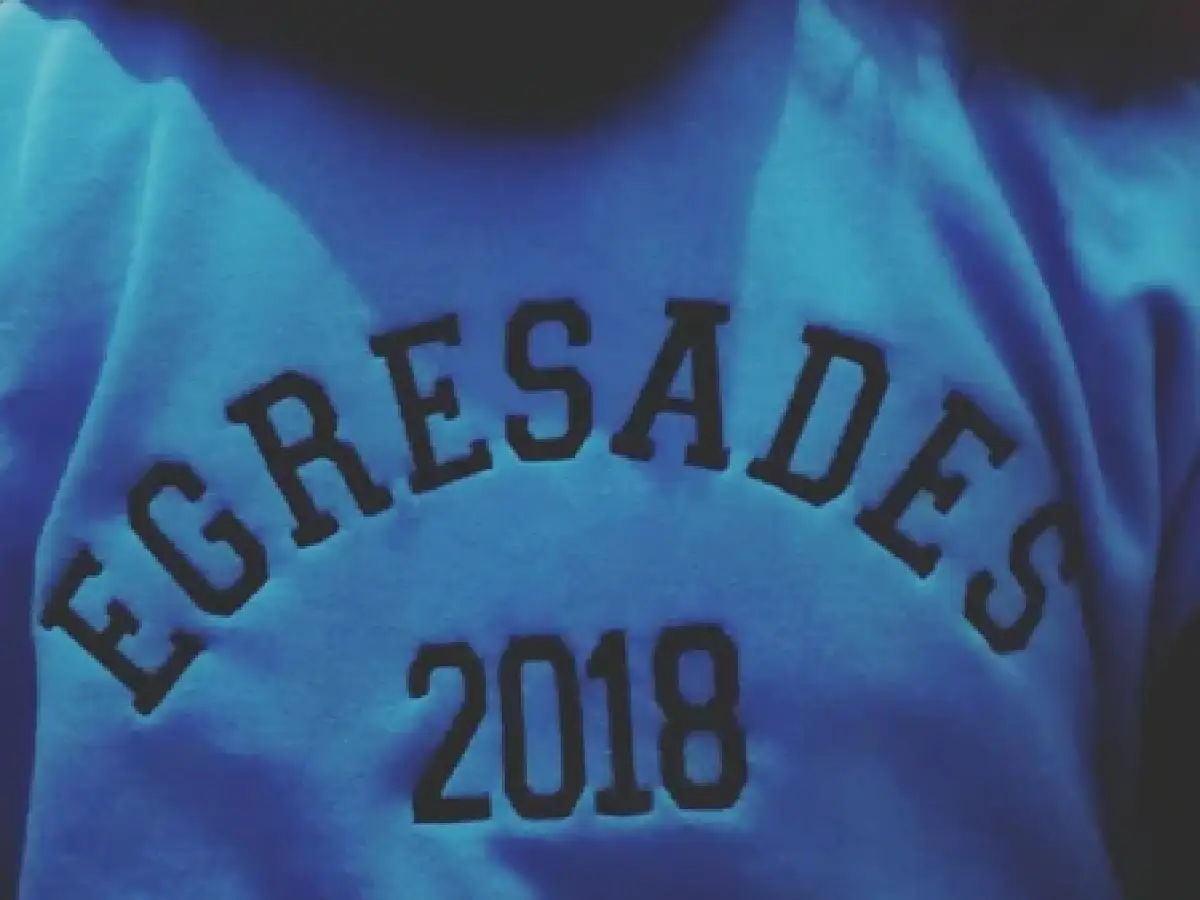 Aparecieron los primeros buzos de "egresades": ¿el lenguaje inclusivo llegó para quedarse?