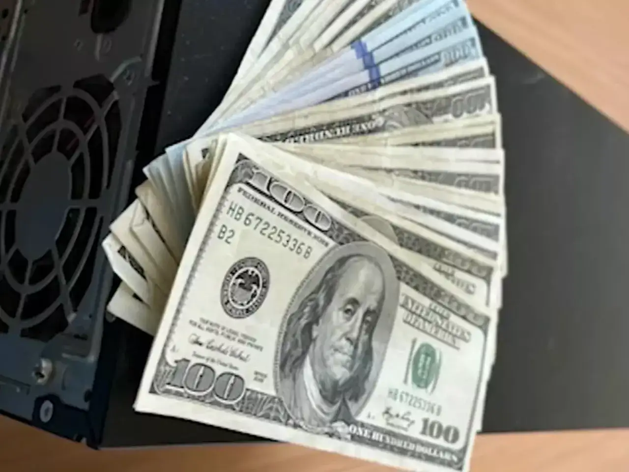 El dólar cierra con mínimas variaciones en bancos y leves bajas en el blue y el MEP en Argentina.