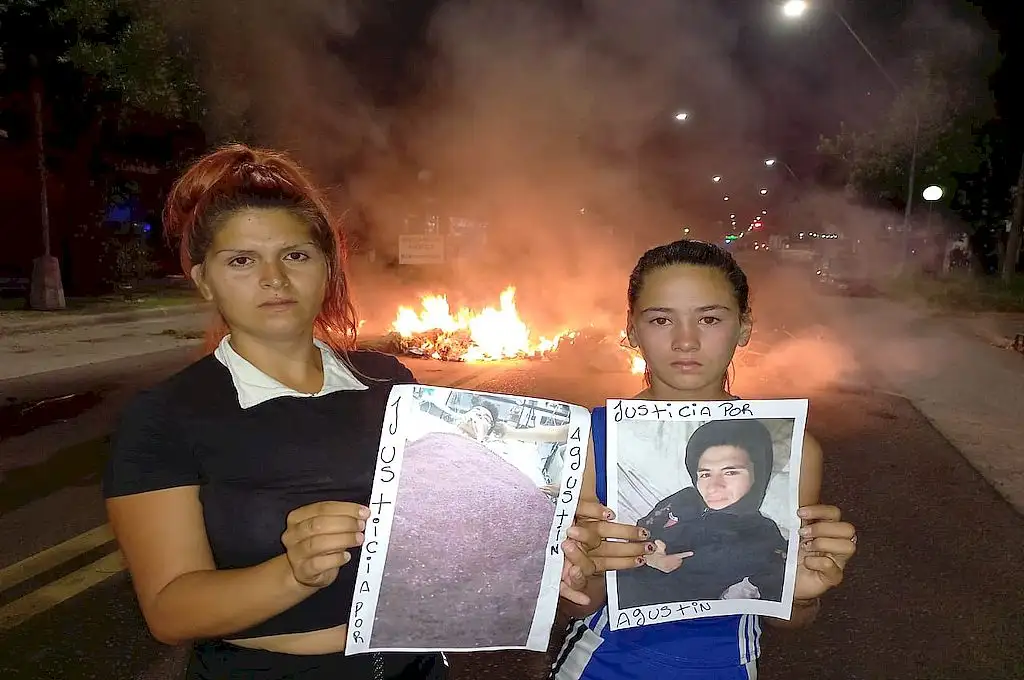 Protesta en la Seccional 8va: familiares denuncian que un menor está en coma tras una golpiza policial