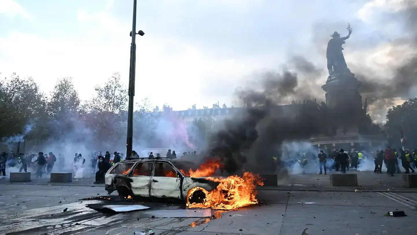 Un auto arde en la Place de La Republique durante una protesta contra el alto costo de vida en París, el sábado 17 de octubre de 2026