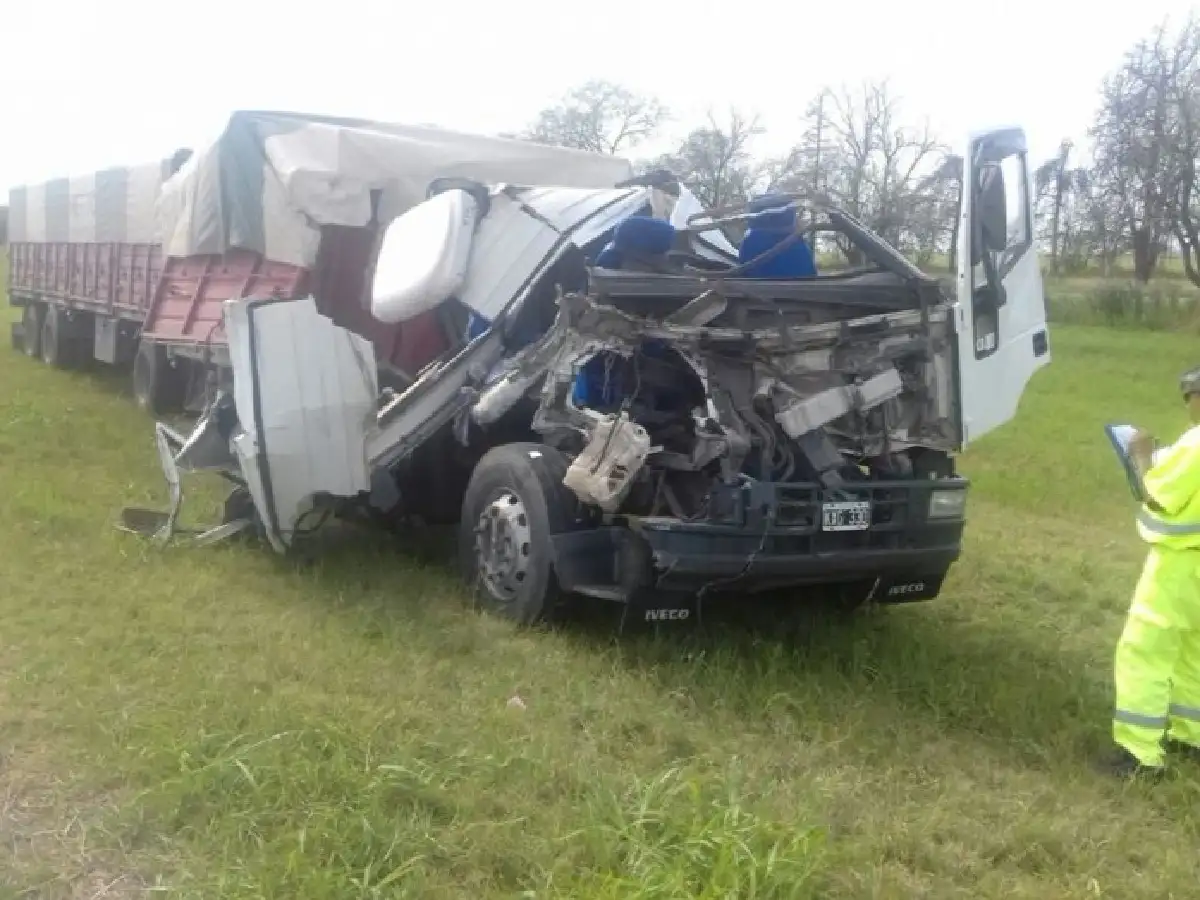 Chocaron dos camiones en la autovía: conductor herido