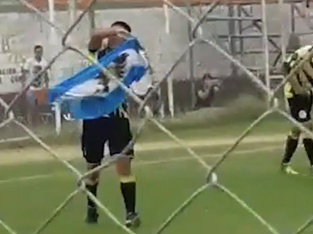 Hizo un gol, festejó con una bandera de Malvinas y lo expulsaron
