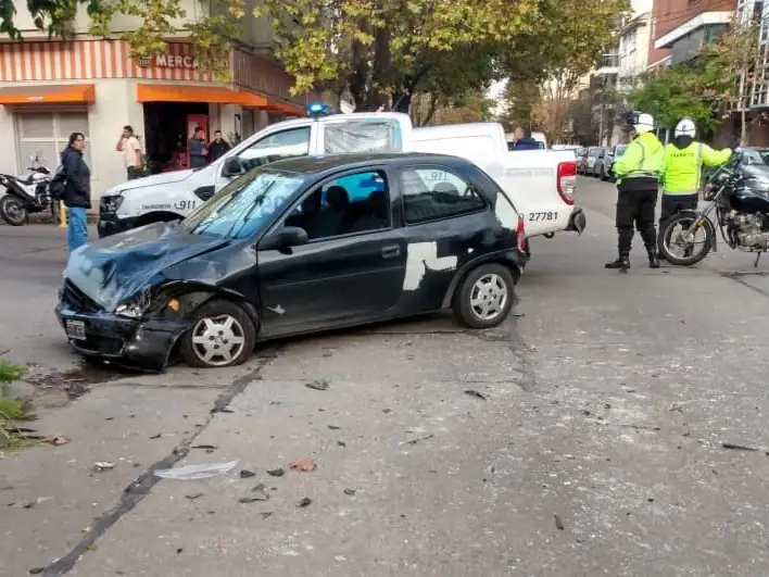 El SAME se hizo presente en el lugar y asistió a la conductora del taxi.