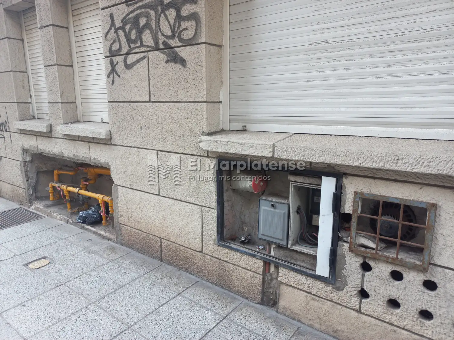 La imagen de las cabinas de gas saqueadas en un edificio céntrico.