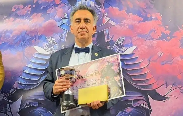 El maestro Alejandro Yapuncic en la premiación de "International Hall Of Fame"