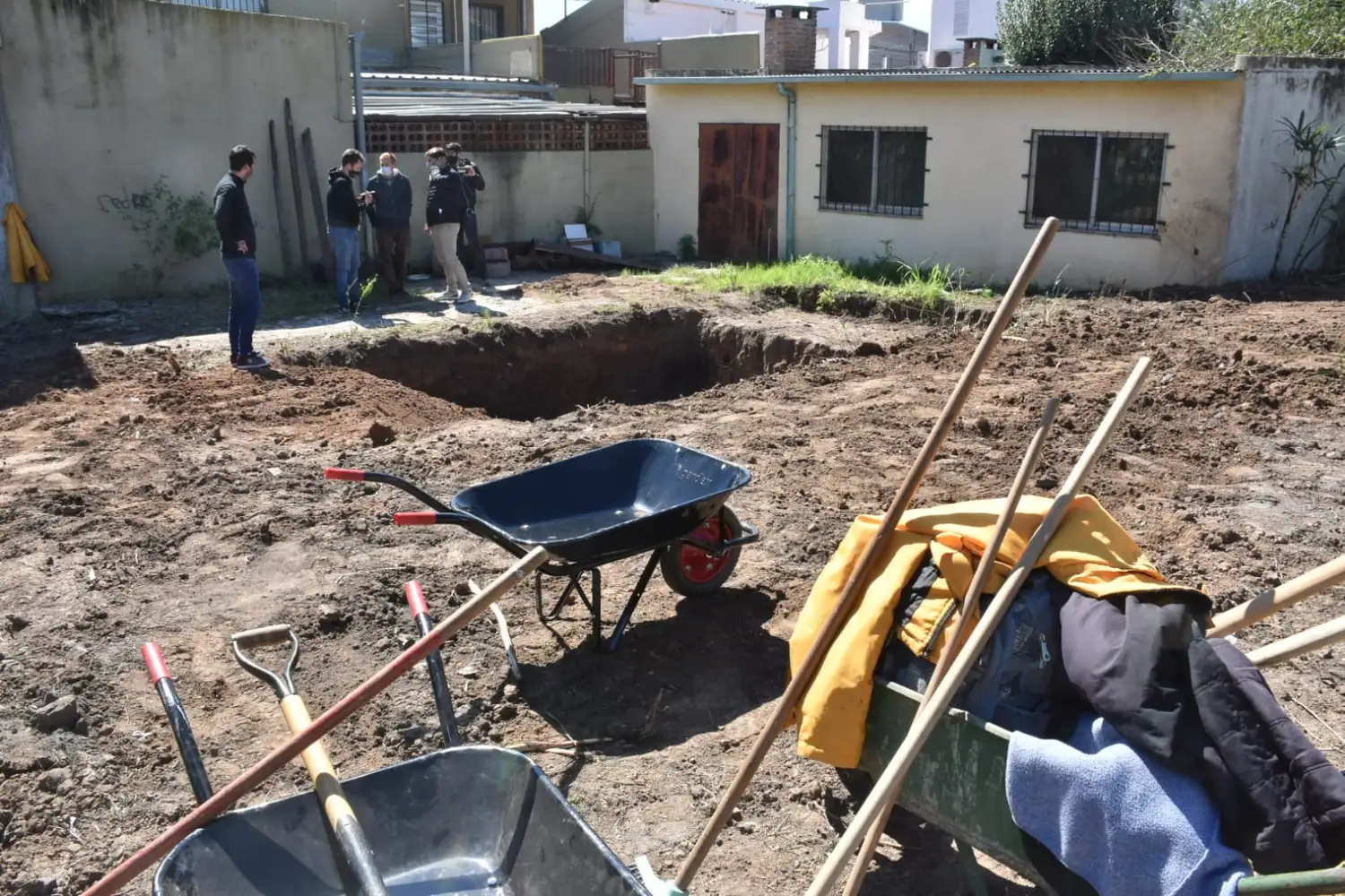 Insólito: construía una pileta en terrenos ferroviarios