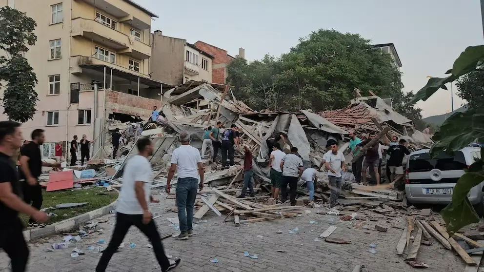 Las autoridades confirmaron la existencia de heridos y reportaron al menos diez edificios colapsados en la provincia de Balikesir, cerca del epicentro. (Ihlas News Agency via REUTERS)