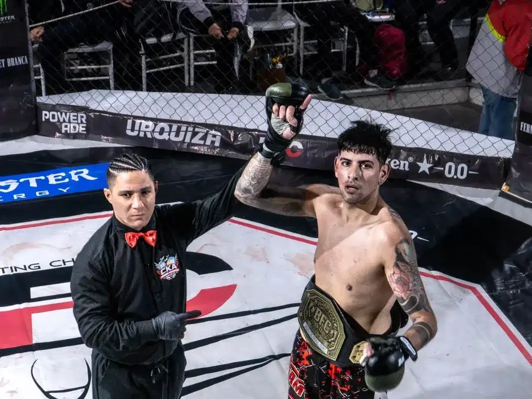Mathias Suárez se consagró campeón de MMA en Villa Carlos Paz.