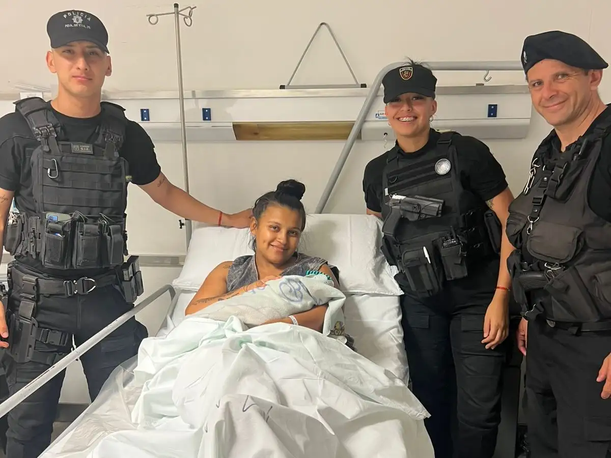 Finalizado el parto, los agentes completaron el traslado de la madre y el recién nacido en el mismo móvil hasta el centro de salud. Ambos se encuentran en muy buen estado de salud. Foto: GSF