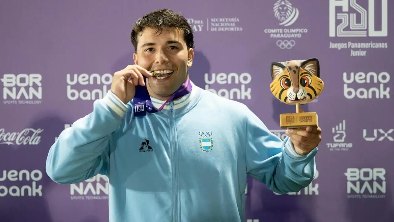 Tomás Olivera con su medalla de oro.