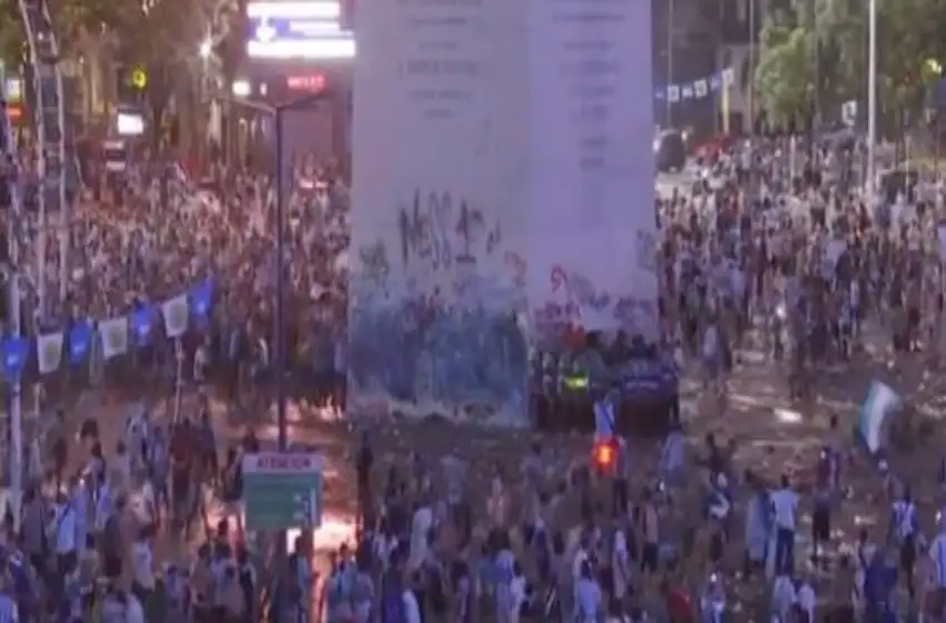 Incidentes en el Obelisco entre la Policía e hinchas tras los festejos