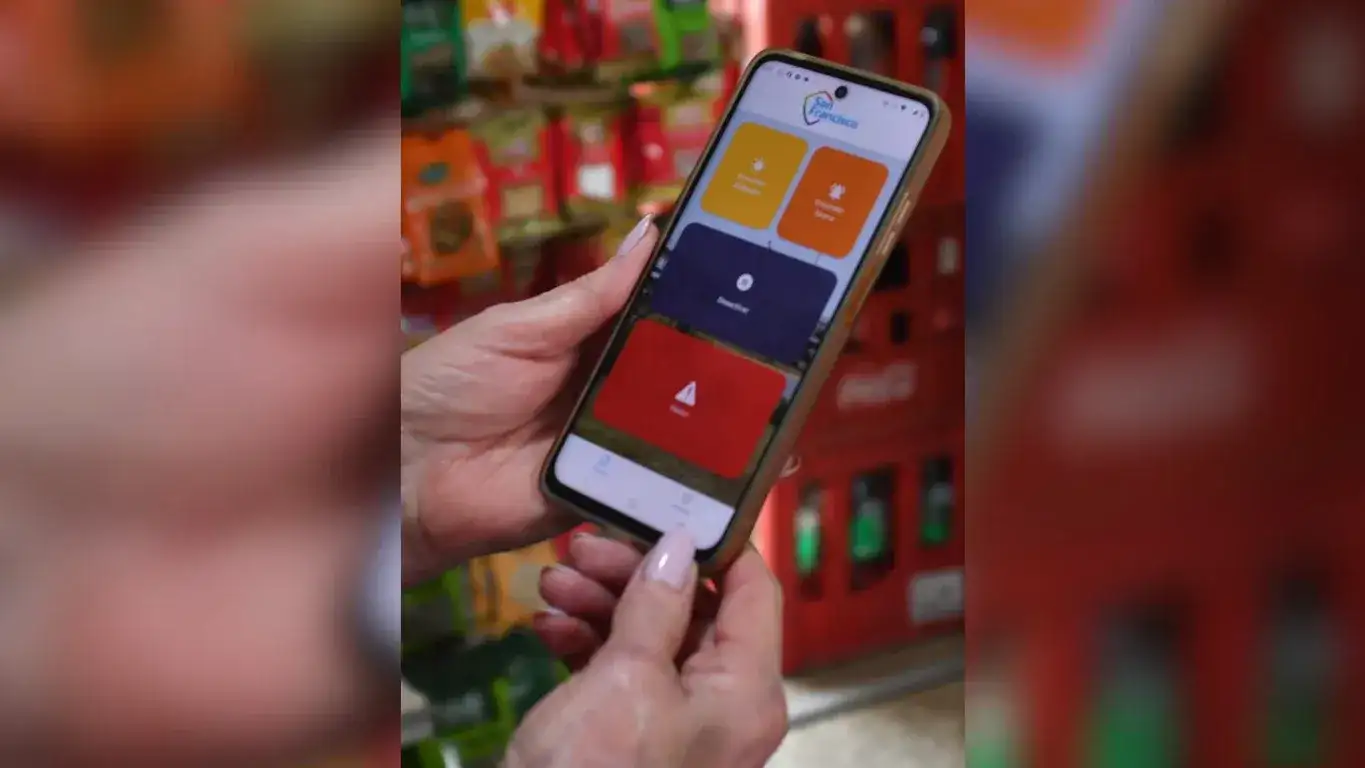 La aplicación esta disponible para dispositivos Android y iOS .